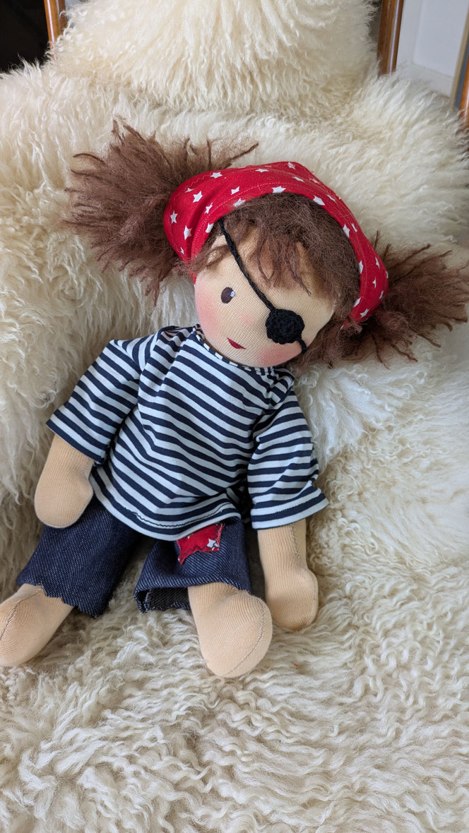 handgemachte Stoffpuppe kaufen, Piratenpuppe, Piratenmädchen, Waldorfart, eigene Puppe anfertigen lassen, individuelle Wunschpuppe, Puppenhandwerk, genderneutrale Puppe, Puppe die aussieht wie mein Kind, toughe coole Puppe, Kinder stärken, Kinder empowern