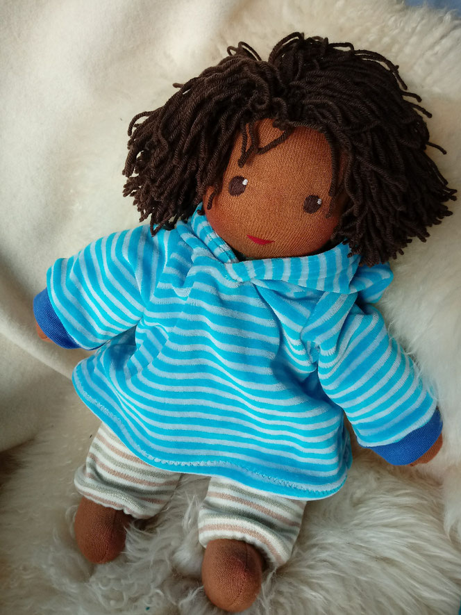 Unisex Puppe, handgemachte Stoffpuppe, Bio-Stoffpuppe, individuelle Puppe, Wunschpuppe, Puppe passend zum Kind, geschlechtsneutrale Puppe, dunkelhäutige Stoffpuppe, afrikanische Puppe, farbige Puppe, dunkle Stoffpuppe, Puppenhandwerk, Empowerment