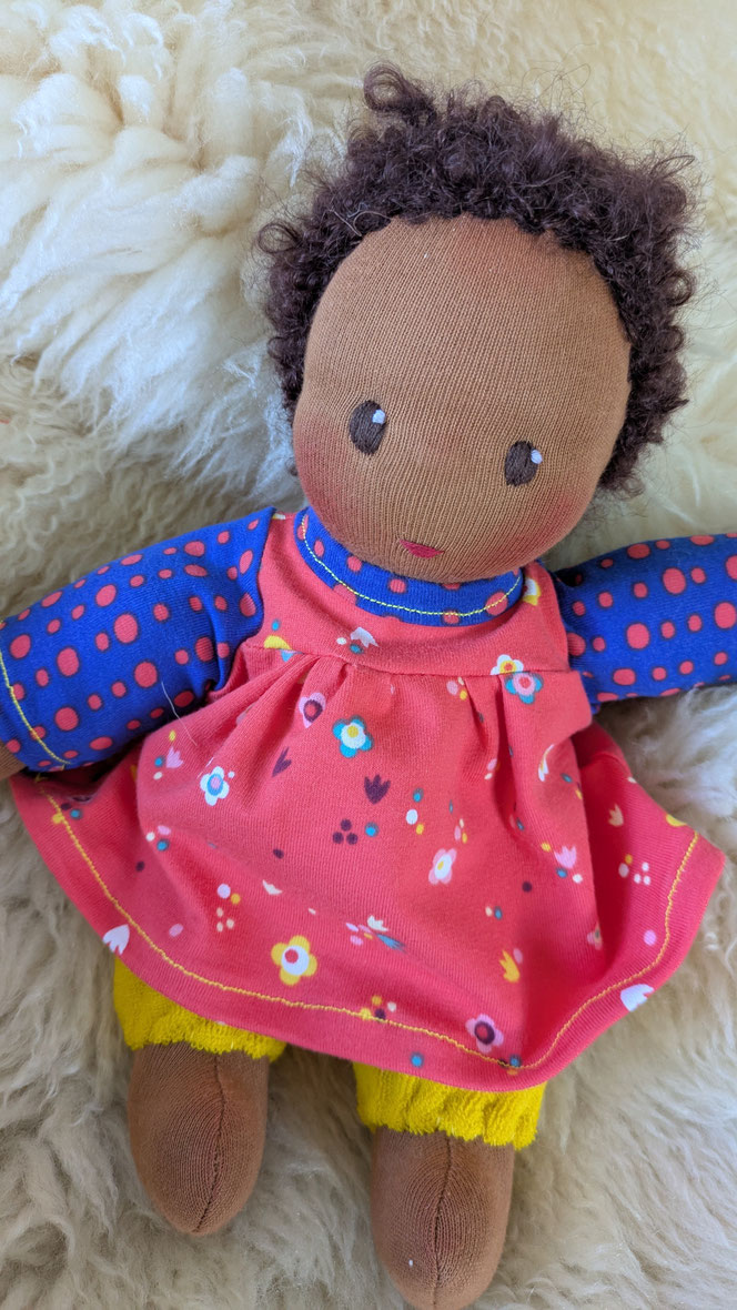 handgemachte Stoffpuppe kaufen, PoC-Puppe, PoC-Püppchen, schwarze Puppe, afrikanische Puppe, Diversität im Kinderzimmer, diskriminierungssensibel, vorurteilsfrei, Waldorfart, eigene Puppe anfertigen lassen, individuelle Wunschpuppe, Puppenhandwerk