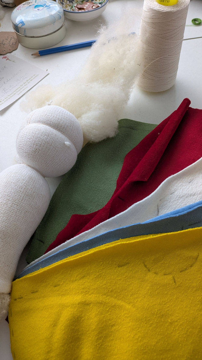 Puppenmacherei, Puppenmacherin, Puppenhandwerk, Puppenmachen, handgemachte Stoffpuppe kaufen, diverse Puppen, schwarze Puppen, Heilungspuppe für das innere Kind anfertigen lassen, individuelle Wunschpuppe, Waldorfart, Blütenschlamperle