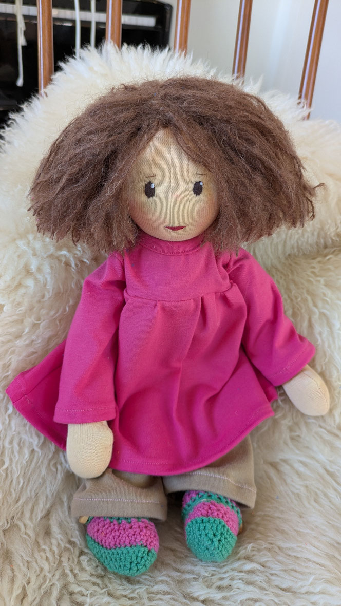 handgemachte Stoffpuppe kaufen, Waldorfart, eigene Puppe anfertigen lassen, Zuckertütenpuppe, Schultütenpuppe, Einschulungsgeschenk, individuelle Wunschpuppe, Puppenhandwerk, lebenslange Puppenfreunde, Puppe nach Kinderfotos herstellen lassen, bio-fair