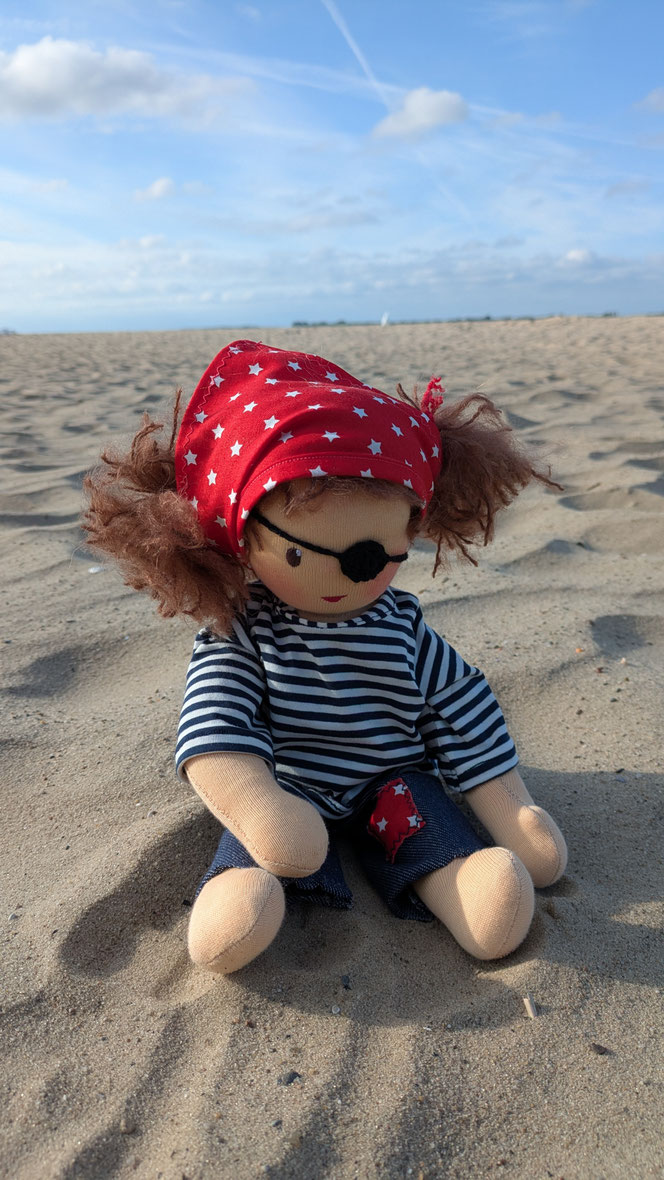 handgemachte Stoffpuppe kaufen, Piratenpuppe, Piratenmädchen, Waldorfart, eigene Puppe anfertigen lassen, individuelle Wunschpuppe, Puppenhandwerk, genderneutrale Puppe, Puppe die aussieht wie mein Kind, toughe coole Puppe, Kinder stärken, Kinder empowern