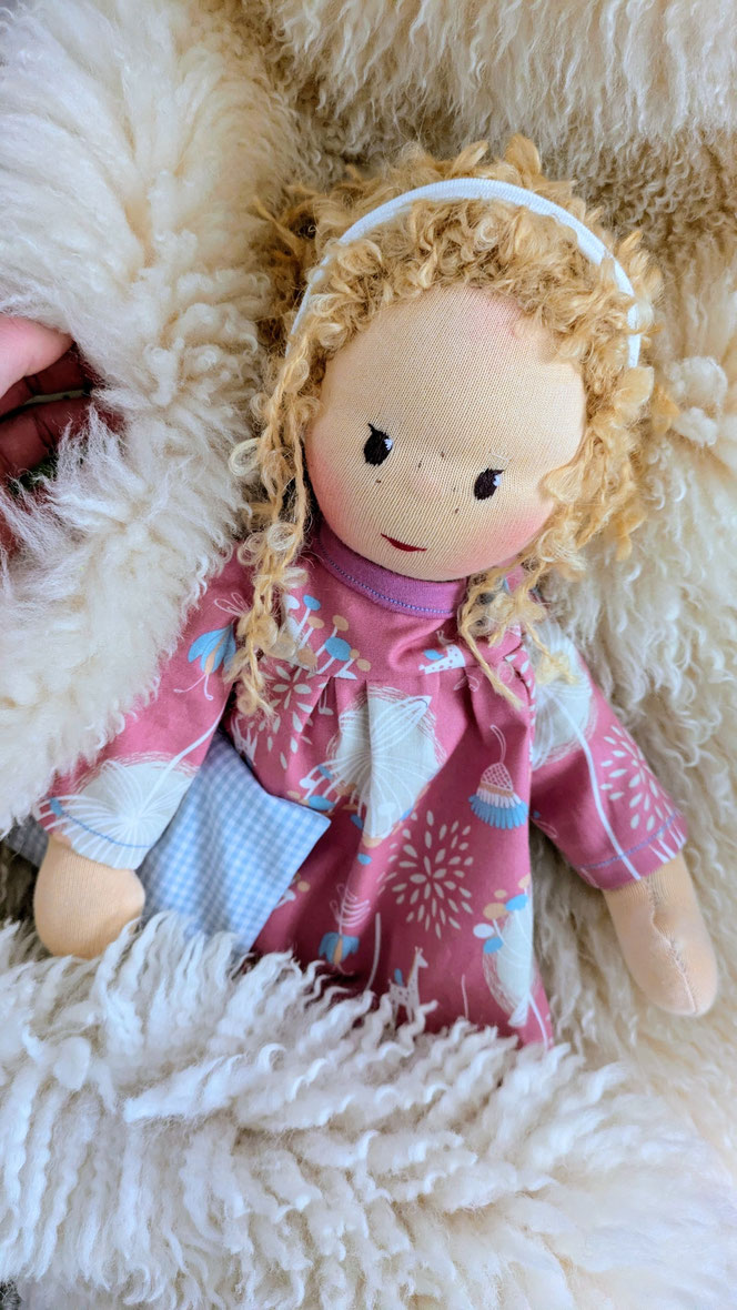handgemachte Stoffpuppe kaufen, Waldorfart, eigene Heilungspuppe anfertigen lassen, inneres Kind Puppe, individuelle Wunschpuppe, Puppenhandwerk, Puppe nach alten Kinderfotos herstellen lassen, Anteilearbeit, Selbstfürsorge, sich selbst umarmen