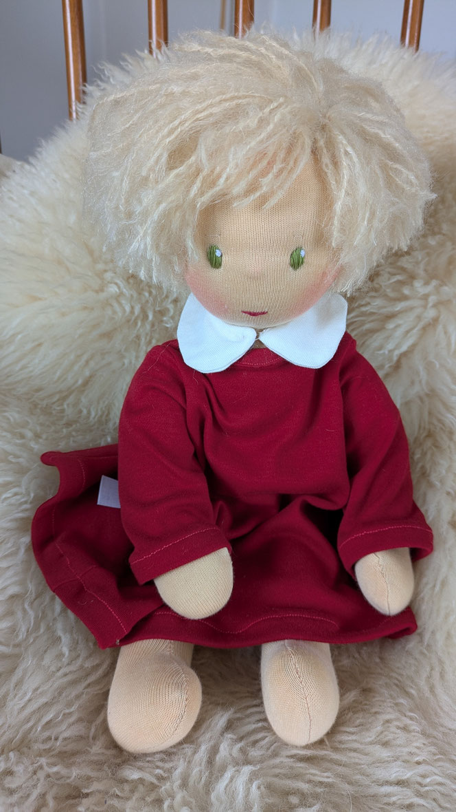handgemachte Stoffpuppe kaufen, Waldorfart, eigene Heilungspuppe anfertigen lassen, inneres Kind Puppe, Waldorfart, individuelle Wunschpuppe, Puppenhandwerk, Puppe nach alten Kinderfotos herstellen lassen, Anteilearbeit, Bindungstrauma, alte Wunden heilen