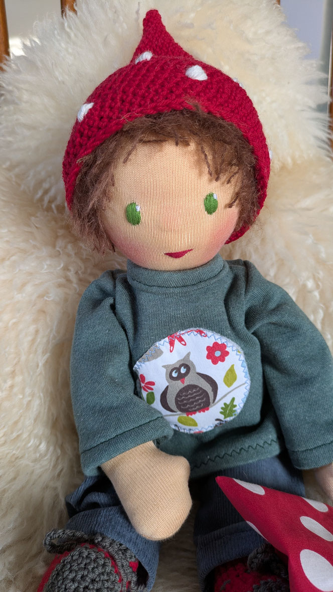 Willi Waldzwerg, handgemachte Stoffpuppe kaufen, Annette Sperling, singende Waldzwerge, Waldmusikpädagogik, individuelle Wunschpuppe, Puppenhandwerk, Waldorfart, eigene Puppe anfertigen lassen, Puppe aus Naturmaterialien, Fliegenpilzpuppe, Ökopuppe