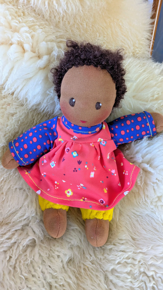 handgemachte Stoffpuppe kaufen, PoC-Puppe, PoC-Püppchen, schwarze Puppe, afrikanische Puppe, Diversität im Kinderzimmer, diskriminierungssensibel, vorurteilsfrei, Waldorfart, eigene Puppe anfertigen lassen, individuelle Wunschpuppe, Puppenhandwerk