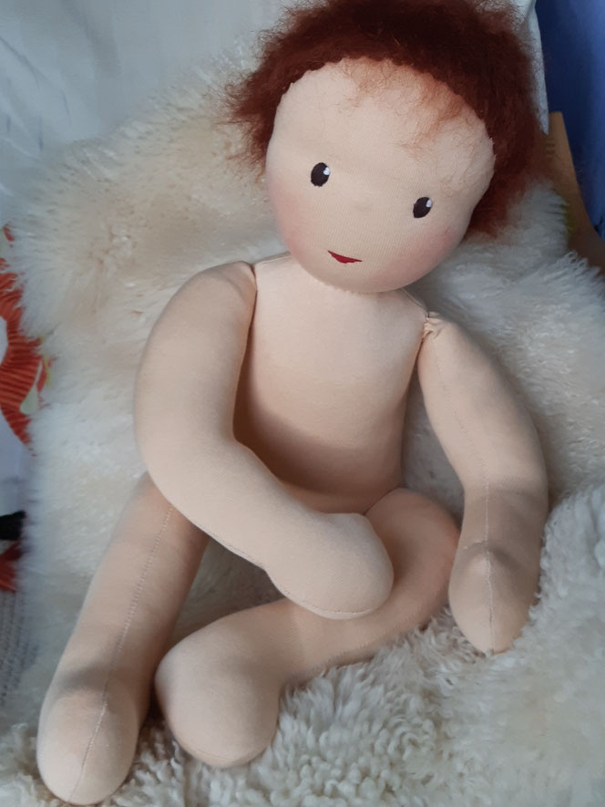 Therapiepuppe, Demopuppe, Physiotherapie-Puppe, Puppe für Vojta-Therapie, Kinderphysiotherapie, Handling erklären, handgemachte Puppe, Waldorfart, Bio-Stoffpuppe, bio-fair, Wunschpuppe, individuelle Stoffpuppe, Puppenhandwerk, Puppe als Arbeitsmaterial