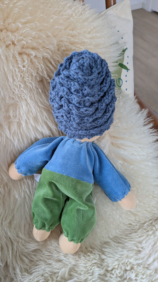handgemachte Stoffpuppe kaufen, Waldorfart, Blütenkind-Schlamperle, Frühblüher, Schneeglöckchen, Hyazinthe, Narzisse, Osterglocke, Primelchen, Jahreszeitentisch, erste Puppe, lebenslanger Begleiter, eigene Puppe herstellen lassen, ökologische Kinderpuppe