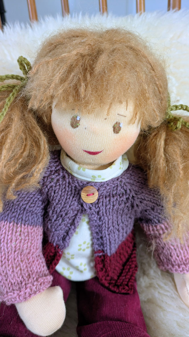 handgemachte Stoffpuppe kaufen, Waldorfart, eigene Puppe anfertigen lassen, individuelle Wunschpuppe, Puppenhandwerk,  Heilungspuppe, inneres Kind Puppe, Puppenfreundin fürs Leben, ökologische Stoffpuppe, bio-fair, Selbstfürsorge, diverse Puppen