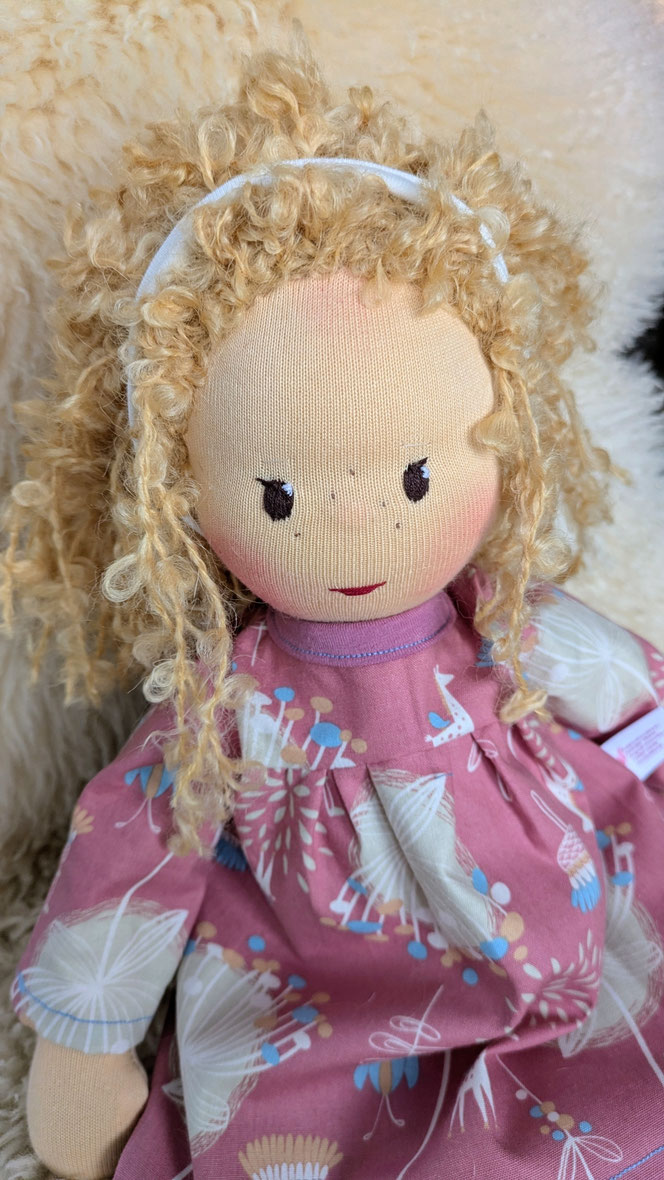 handgemachte Stoffpuppe kaufen, Waldorfart, eigene Heilungspuppe anfertigen lassen, inneres Kind Puppe, individuelle Wunschpuppe, Puppenhandwerk, Puppe nach alten Kinderfotos herstellen lassen, Anteilearbeit, Selbstfürsorge, sich selbst umarmen