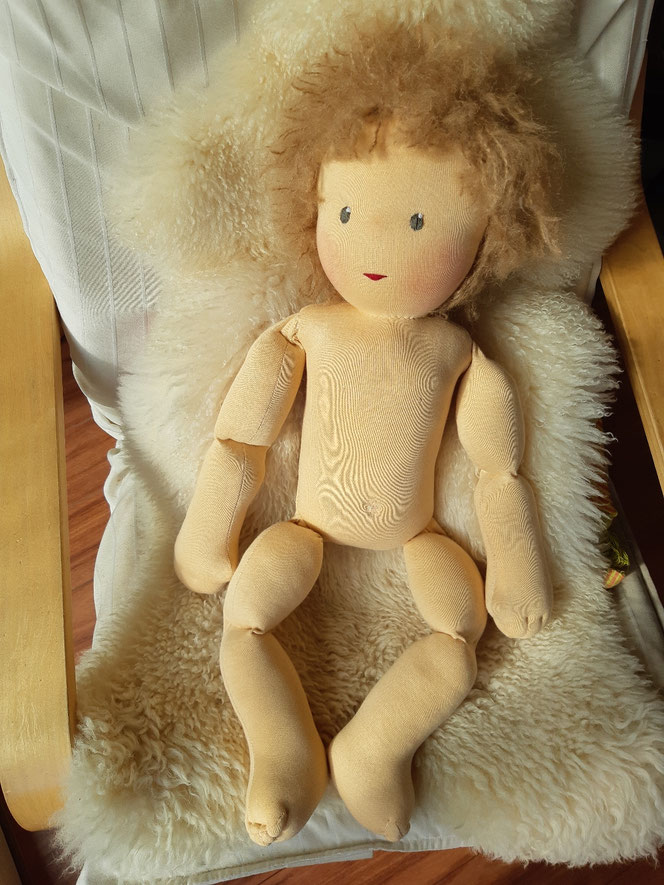 Demopuppe, Therapiepuppe, Kinderosteopathie, Reflexintegration, Kinderphysiotherapie, für die Arbeit nach Vojta, Bobath,Wunschpuppe, Waldorfart, individuelle Therapiepuppe anfertigen lassen, eigene Demopuppe herstellen lassen, weiche, bewegliche Demopuppe