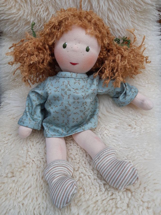 Bio-Stoffpuppe, individuelle Puppe passend zum Kind, Waldorfart, inneres Kind heilen, innere Kind Puppe, Wunschpuppe, Heilungspuppe, handgefertigte Puppe, handgemachte Puppe, hochwertig, Entwicklungstrauma, Bindungstrauma, Anteilearbeit, Puppenhandwerk