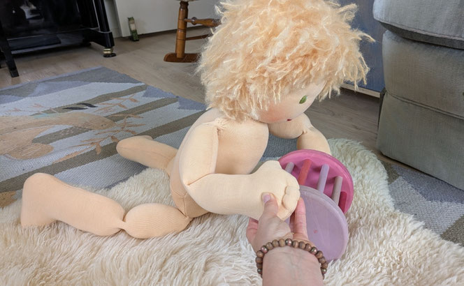 Vojtapuppe, Demopuppe, Bobathpuppe, Puppe für Kinderphysiotherapie, Kinderosteopathie, weiche bewegliche Therapiepuppe mit anbeugbaren Gliedern, handgemachte Stoffpuppe kaufen, Waldorfart, eigene individuelle Wunschpuppe herstellen lassen, Puppenhandwerk