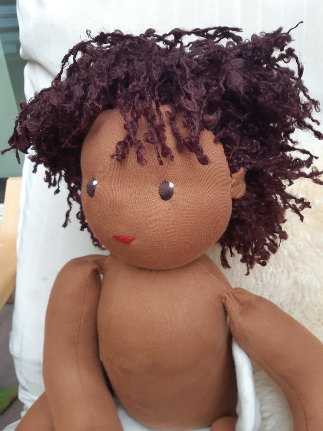 Bio-Stoffpuppe,  individuelle Puppe passend zum Kind, Waldorfart, schwarze Puppe, Empowerment, genderneutral, Babypuppe mit Schnuller, Wunschpuppe, bio-fair, ökofairliebt, Selbstakzeptanz, Naturmaterial, Puppenhandwerk, Sehr großes Puppenbaby, lebensgroß