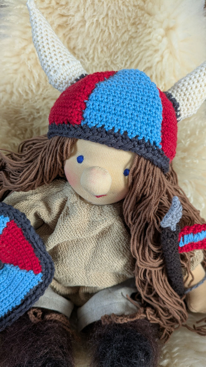 handgemachte Stoffpuppe kaufen, Waldorfart, eigene Puppe anfertigen lassen,individuelle Wunschpuppe, Puppenhandwerk, Puppe die aussieht wie mein Kind, Puppe nach einer Zeichnung herstellen lassen, Wikingerpuppe, Puppe fürs Leben, besonderesGeburtsgeschenk