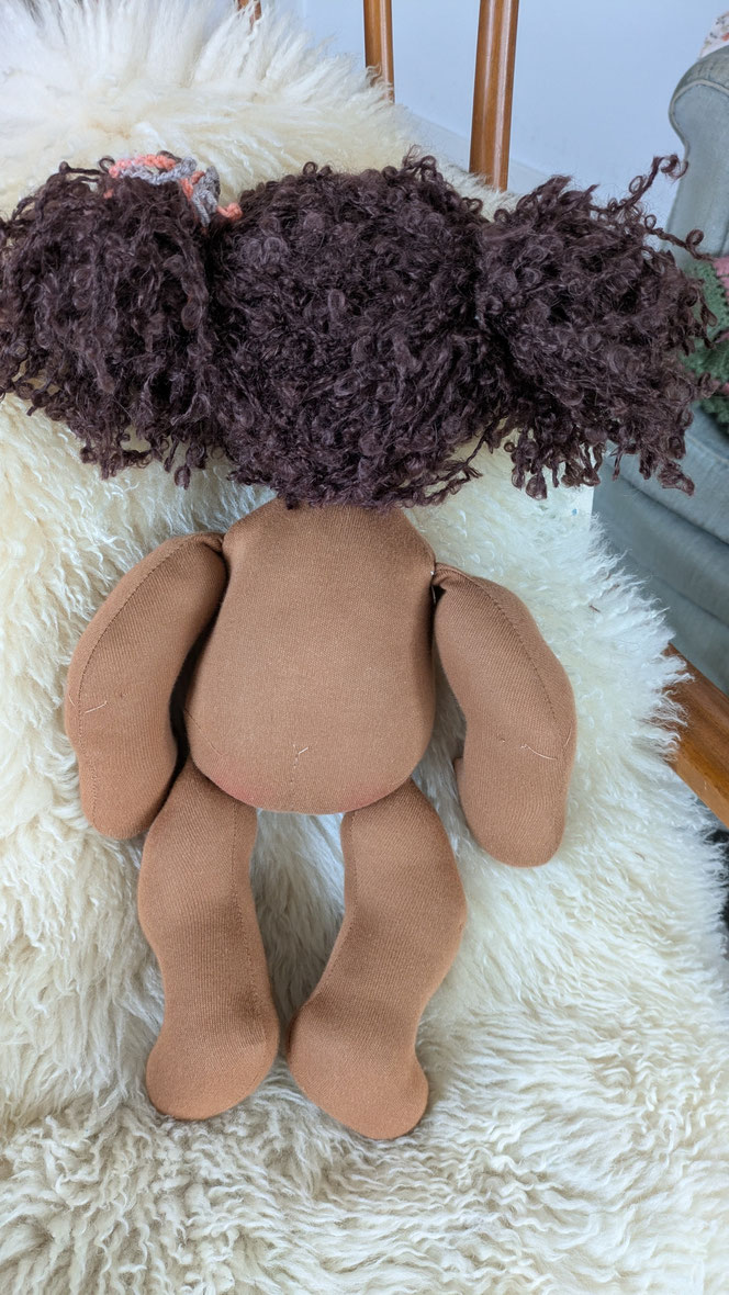 schwarze Puppe, PoC-Puppe, afrodeutsche Puppe, Vielfalt und Repräsentation im Kinderzimmer, diverse Puppen, Empowerment, handgemachte Stoffpuppe kaufen, Waldorfart, individuelle Wunschpuppe, eigene Puppe herstellen lassen, die aussieht wie mein Kind