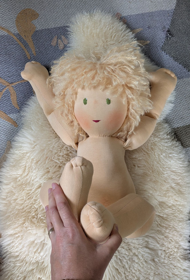 Vojtapuppe, Demopuppe, Bobathpuppe, Puppe für Kinderphysiotherapie, Kinderosteopathie, weiche bewegliche Therapiepuppe mit anbeugbaren Gliedern, handgemachte Stoffpuppe kaufen, Waldorfart, eigene individuelle Wunschpuppe herstellen lassen, Puppenhandwerk
