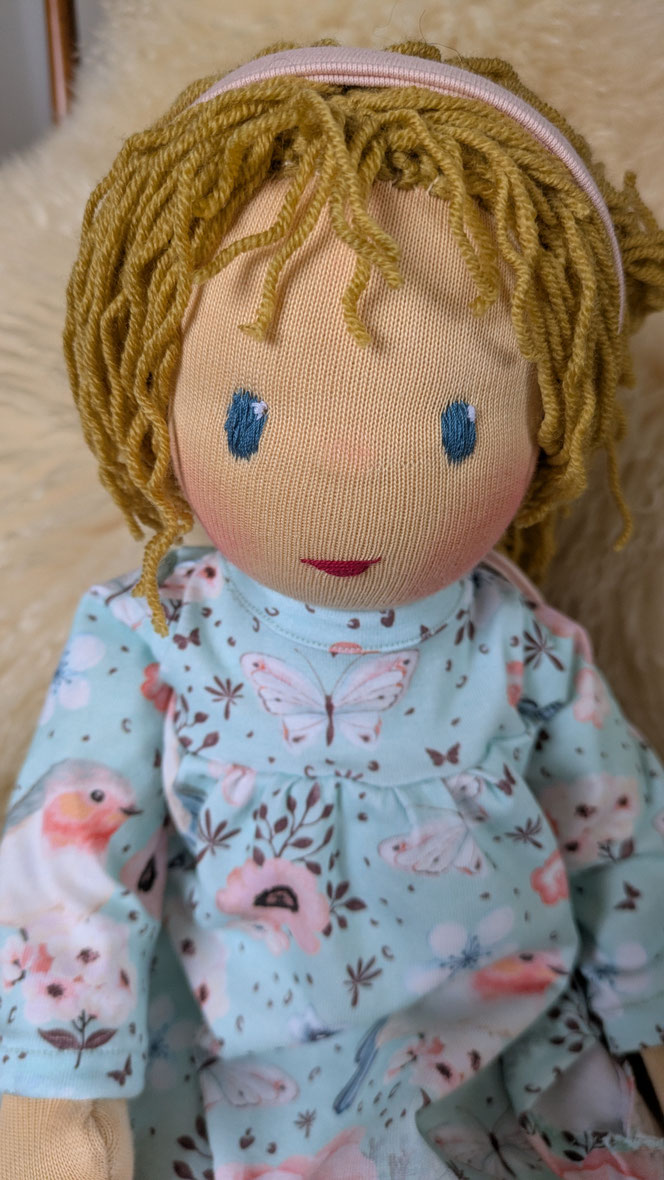 handgemachte Stoffpuppe kaufen, Waldorfart, eigene Heilungspuppe anfertigen lassen, inneres Kind Puppe, Waldorfart, individuelle Wunschpuppe, Puppenhandwerk, Anteilearbeit, Bindungstrauma, Sonnenkind, Puppenfreundin, bio-fair, Naturmaterial