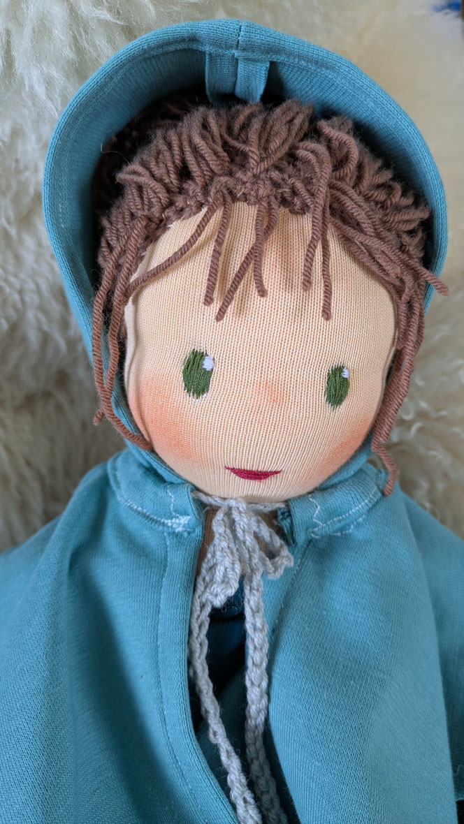 handgemachte Stoffpuppe kaufen, Waldorfart, eigene Puppe anfertigen lassen, individuelle Wunschpuppe, Puppenhandwerk,  Heilungspuppe, inneres Kind Puppe, Puppenfreundin fürs Leben, ökologische Stoffpuppe, bio-fair, Selbstfürsorge, diverse Puppen