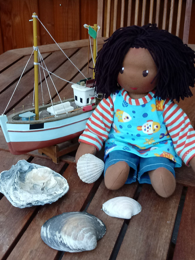 Bio-Stoffpuppe, afrikanische Puppe, dunkelhäutig, afro-amerikanisch. farbige Puppe, unisex, genderneutrale Puppe, Waldorfart, Wunschpuppe, ökofairliebt, biofair, individuelle Puppe passend zum Kind, Puppenhandwerk, handgemachte Stoffpuppe, Puppenfreund