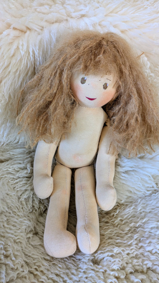 handgemachte Stoffpuppe kaufen, Waldorfart, eigene Puppe anfertigen lassen, individuelle Wunschpuppe, Puppenhandwerk,  Heilungspuppe, inneres Kind Puppe, Puppenfreundin fürs Leben, ökologische Stoffpuppe, bio-fair, Selbstfürsorge, diverse Puppen
