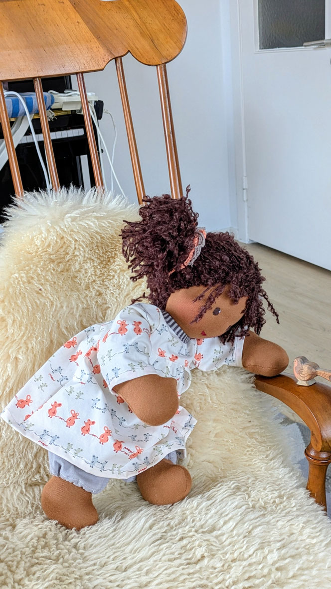 schwarze Puppe, PoC-Puppe, afrodeutsche Puppe, Vielfalt und Repräsentation im Kinderzimmer, diverse Puppen, Empowerment, handgemachte Stoffpuppe kaufen, Waldorfart, individuelle Wunschpuppe, eigene Puppe herstellen lassen, die aussieht wie mein Kind