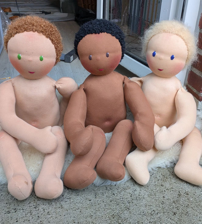 Vojtapuppe, Demopuppe, Bobathpuppe, Puppe für Kinderphysiotherapie, weiche bewegliche Therapiepuppe mit anbeugbaren Gliedern, handgemachte Stoffpuppe kaufen, Waldorfart, eigene individuelle Wunschpuppe herstellen lassen, Puppenhandwerk, ökologische Puppe