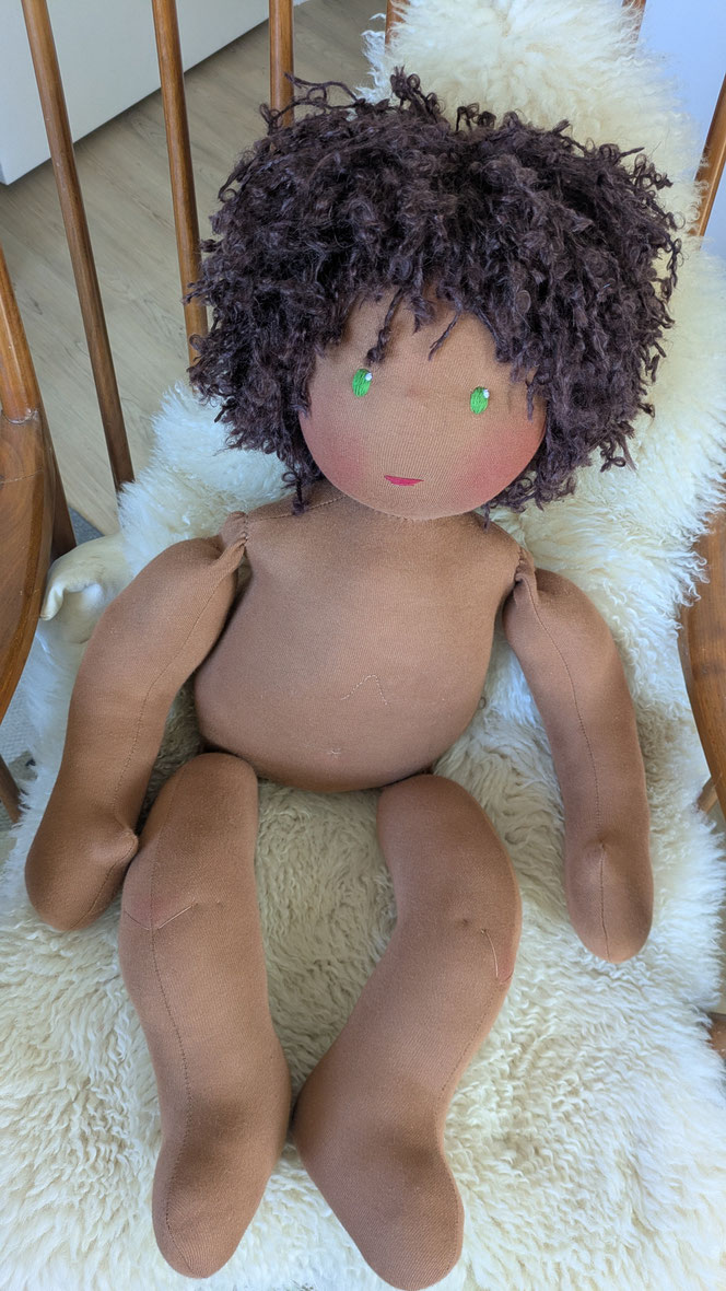 Vojtapuppe, Demopuppe, Bobathpuppe, Puppe für Kinderphysiotherapie, weiche bewegliche Therapiepuppe mit anbeugbaren Gliedern, handgemachte Stoffpuppe kaufen, Waldorfart, eigene individuelle Wunschpuppe herstellen lassen, PoC-Puppe, schwarze Puppe, Babypup
