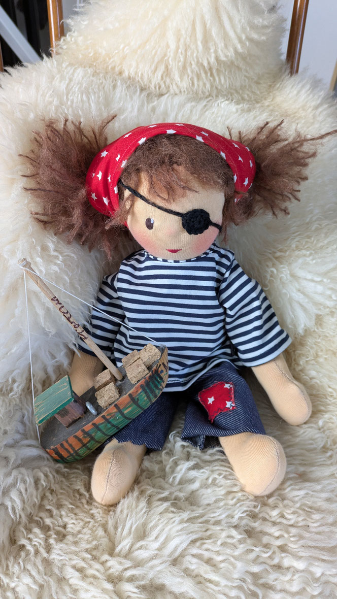 handgemachte Stoffpuppe kaufen, Piratenpuppe, Piratenmädchen, Waldorfart, eigene Puppe anfertigen lassen, individuelle Wunschpuppe, Puppenhandwerk, genderneutrale Puppe, Puppe die aussieht wie mein Kind, toughe coole Puppe, Kinder stärken, Kinder empowern