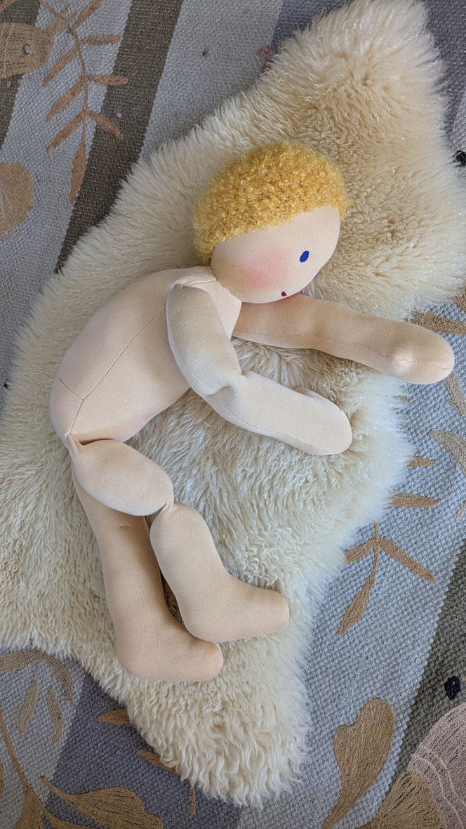 Therapiepuppe für die Kinderphysiotherapie nach z.B. Vojta oder Bobath, Demopuppe, Schulungspuppe, Übungspuppe, weiche bewegliche Therapiepuppe mit anbeugbaren Gliedern, handgemachte Stoffpuppe kaufen, Waldorfart, flexible lebensgroße Babypuppe