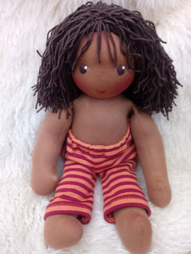 Bio-Stoffpuppe, Waldorfart, handgemachte Puppe, ökologische Kinderpuppe, individuelle Puppe, Puppe nach Wunsch, Wunschpuppe, afrikanische Puppe, dunkelhäutige Stoffpuppe, afroamerikanisch, Puppe mit Muttermal, Leberfleck, Feuermal, Diversität, Schlamperle