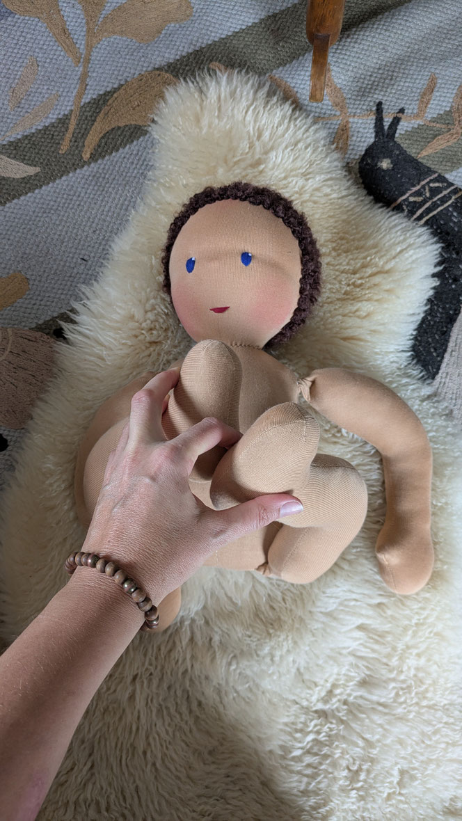 Zukunft-Huber-Puppe, Zukunft-Huber, dreidimensionale manuelle Fußtherapie, Therapiepuppe, Demopuppe, Kinderphysiotherapie, Stoffpuppe mit anbeugbaren Gliedern, eigene Wunschpuppe herstellen lassen, Puppenhandwerk, handgemachte Stoffpuppe kaufen, divers