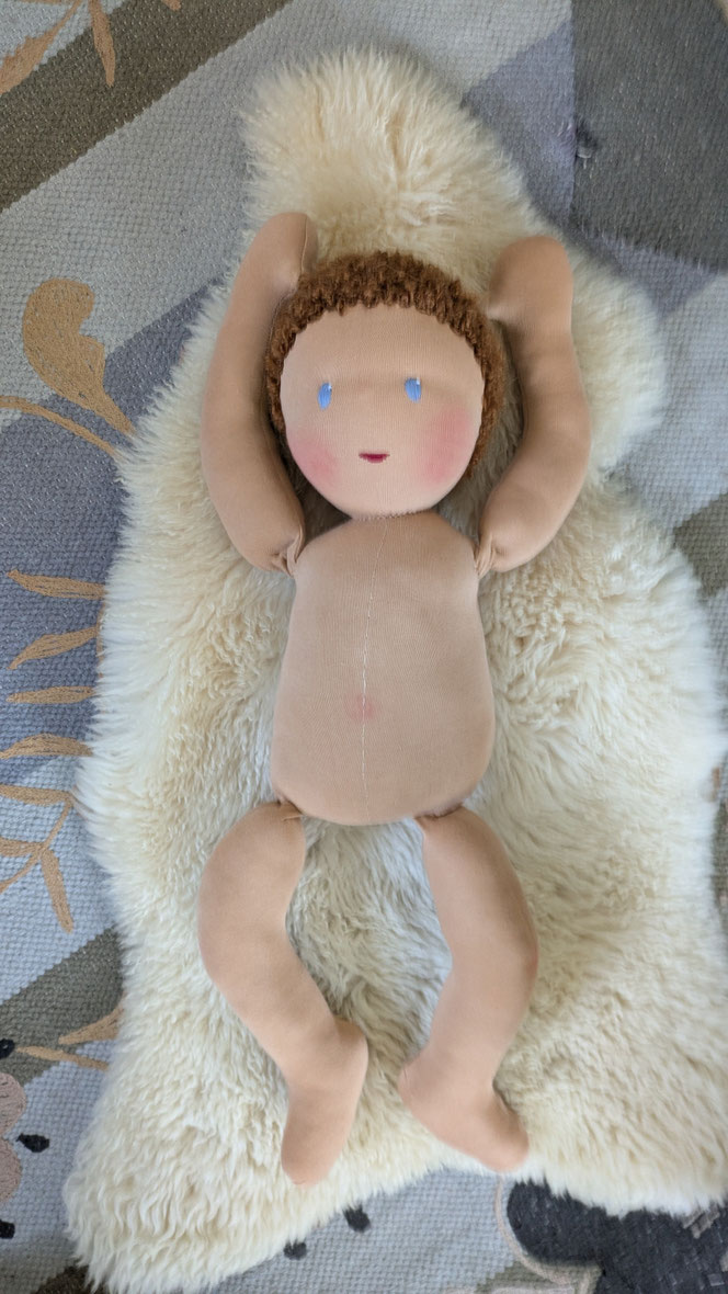 Therapiepuppe, Demopuppe, Bobathpuppe, Vojtapuppe, Zukunft Huber Technik, weiche, bewegliche Physiotherapiepuppe mit anbeugbaren Gliedern, individuelle Wunschpuppe, eigene Therapiepuppe anfertigen lassen, Kinderphysiotherapie, ökologische Schulungspuppe