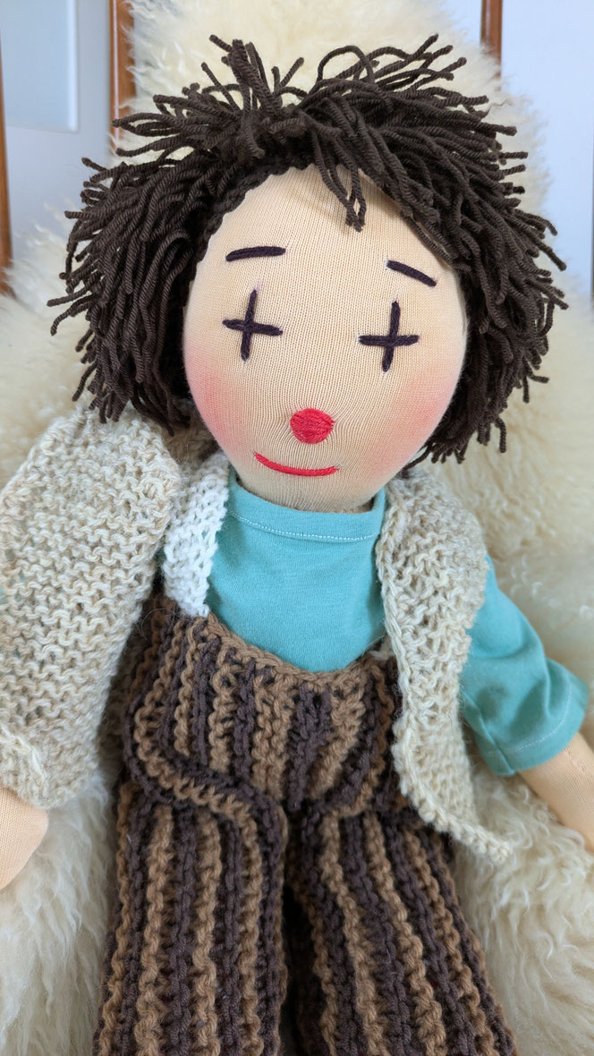 handgemachte Stoffpuppe kaufen, Waldorfart, eigene Wunschpuppe anfertigen lassen, inneres Kind Puppe, Waldorfart, individuell, Puppenhandwerk, Puppe nach Fotos herstellen lassen, Clownpuppe, Multikulti, Puppenhandwerk, bio-fair, ökofairliebt, ökologisch