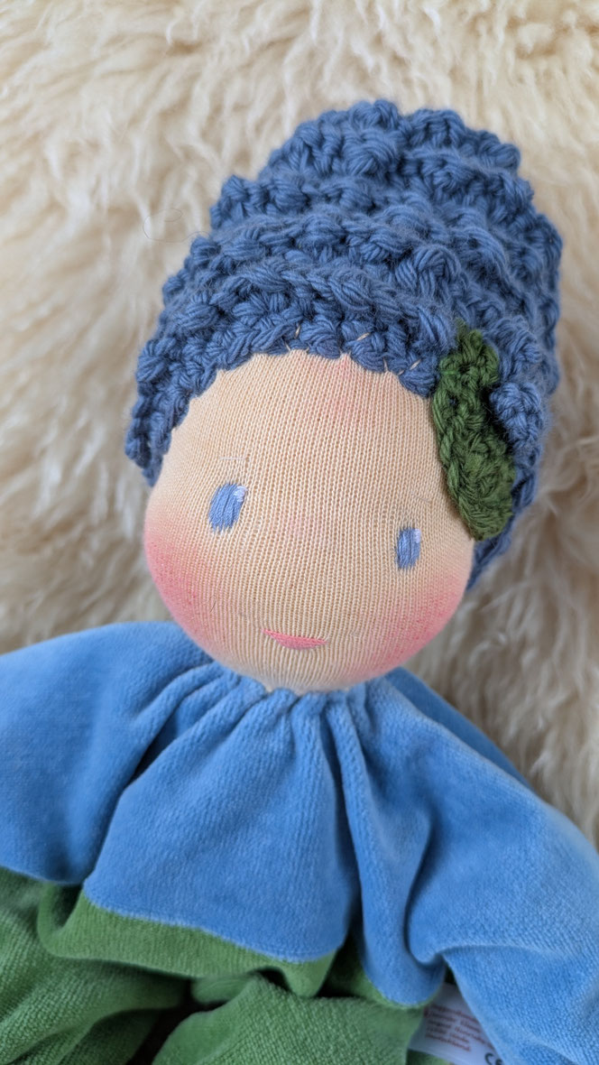 handgemachte Stoffpuppe kaufen, Waldorfart, Blütenkind-Schlamperle, Frühblüher, Schneeglöckchen, Hyazinthe, Narzisse, Osterglocke, Primelchen, Jahreszeitentisch, erste Puppe, lebenslanger Begleiter, eigene Puppe herstellen lassen, ökologische Kinderpuppe