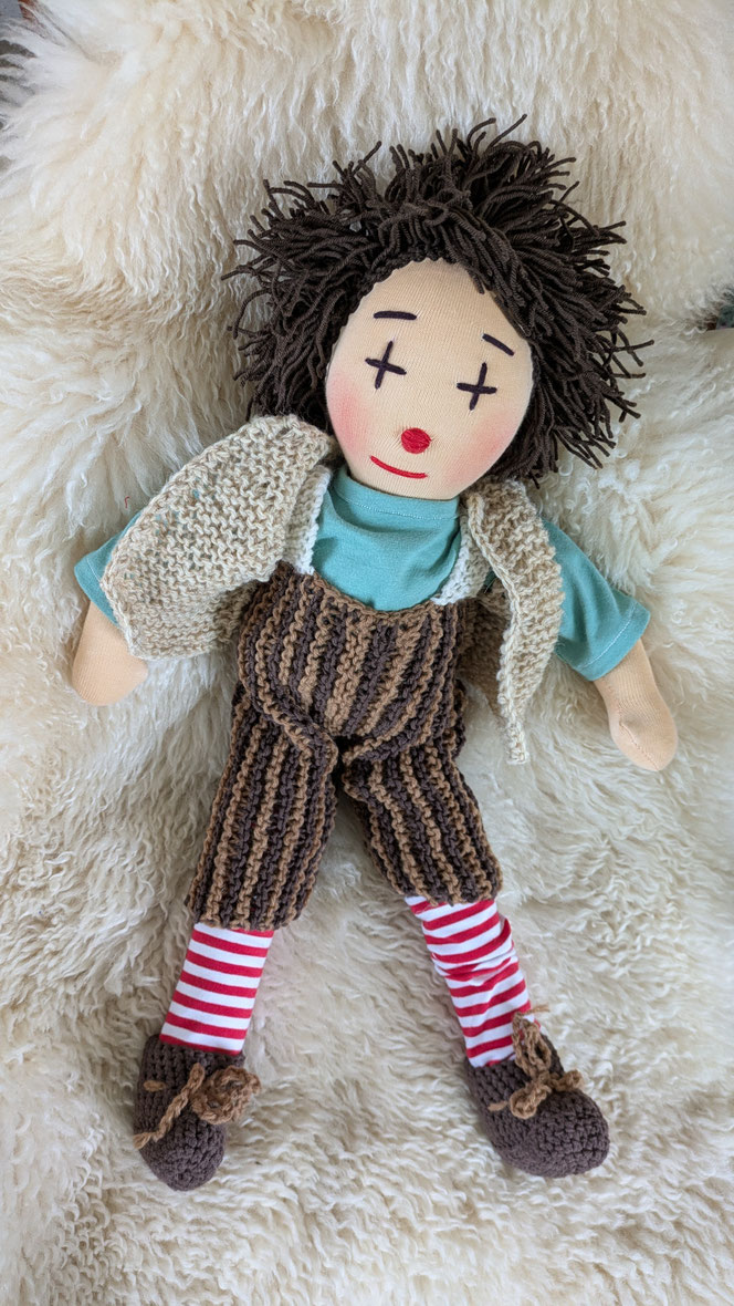 handgemachte Stoffpuppe kaufen, Waldorfart, eigene Wunschpuppe anfertigen lassen, inneres Kind Puppe, Waldorfart, individuell, Puppenhandwerk, Puppe nach Fotos herstellen lassen, Clownpuppe, Multikulti, Puppenhandwerk, bio-fair, ökofairliebt, ökologisch