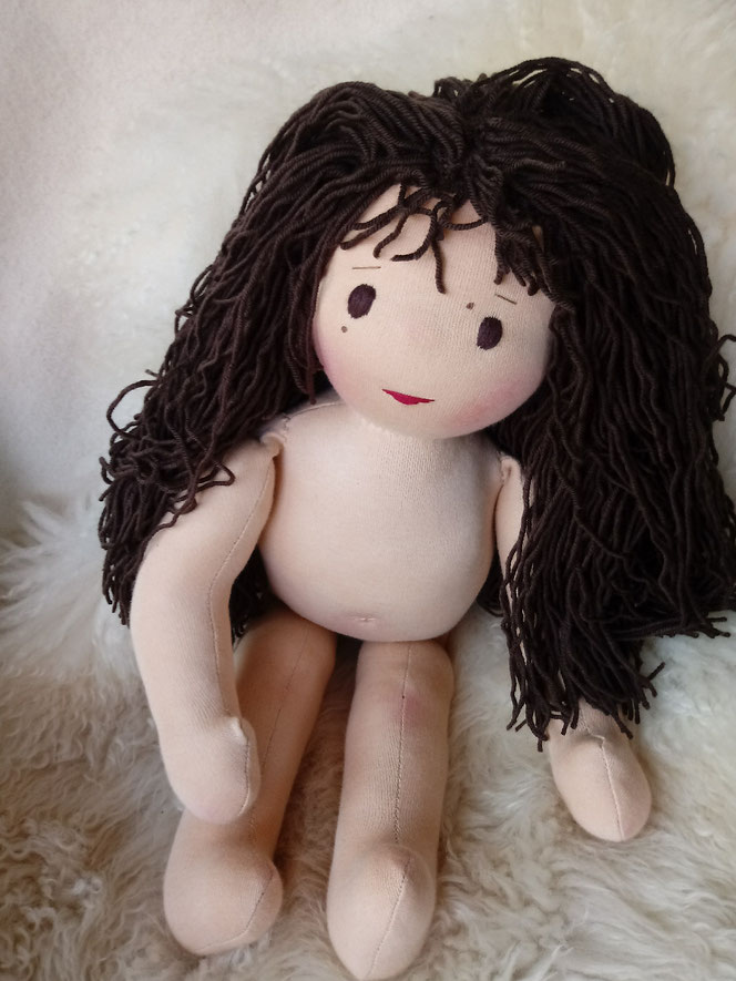 Puppenmacherei, Puppenmacherin, Puppenhandwerk, Puppenmachen, handgemachte Stoffpuppe kaufen, diverse Puppen, schwarze Puppen, Heilungspuppe für das innere Kind anfertigen lassen, individuelle Wunschpuppe, Waldorfart, eigene Puppe nach Kinderfotos