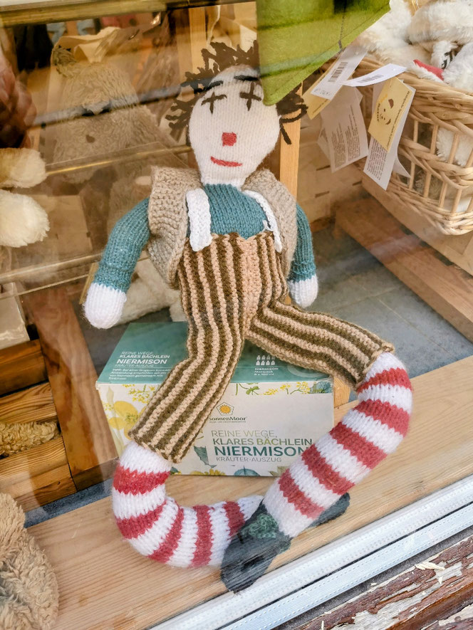 handgemachte Stoffpuppe kaufen, Waldorfart, eigene Wunschpuppe anfertigen lassen, inneres Kind Puppe, Waldorfart, individuell, Puppenhandwerk, Puppe nach Fotos herstellen lassen, Clownpuppe, Multikulti, Puppenhandwerk, bio-fair, ökofairliebt, ökologisch
