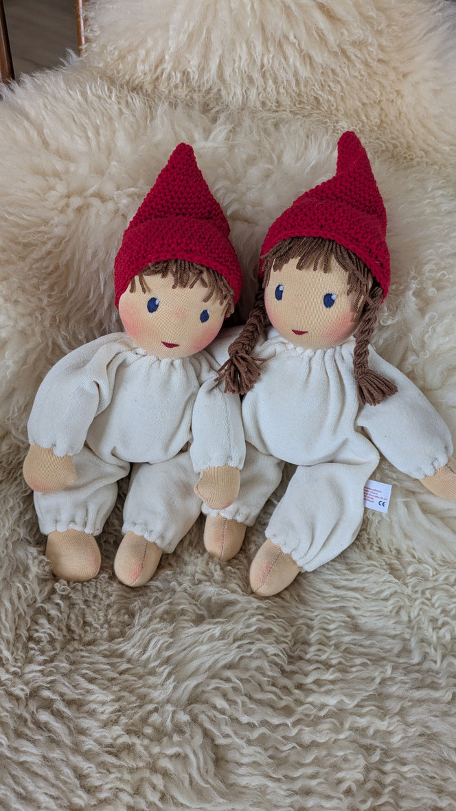 handgemachte Stoffpuppe kaufen, Waldorfart, individuelle Wunschpuppe anfertigen lassen, Puppenhandwerk, Pippa und Pelle Puppen, Daniela Drescher, Verlag Urachhaus, Pippa und Pelle Schlamperle, eigene Puppe herstellen lassen, Naturmaterial, bio-faire Puppe