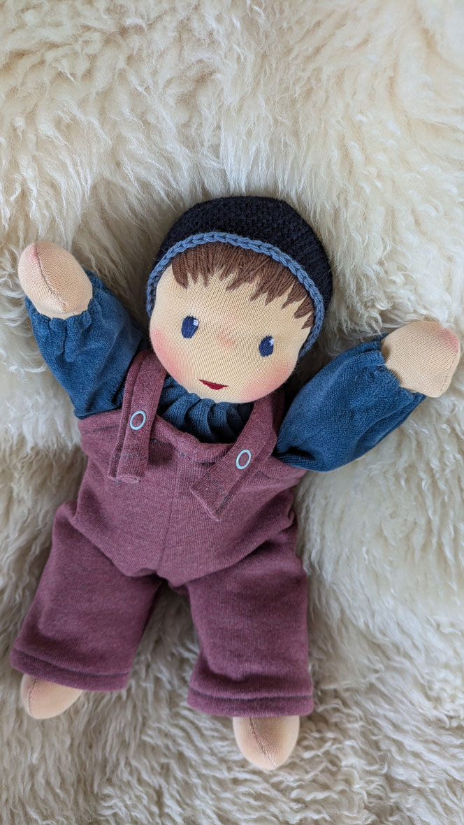 handgemachte Stoffpuppe kaufen, Waldorfart, individuelle Wunschpuppe, Schlamperle, eigene Puppe anfertigen lassen, die aussieht wie mein Kind, Puppe fürs Leben, ökofairliebt, ökologische Kinderpuppe, besonderes Taufgeschenk, Geburtsgeschenk, Naturmaterial