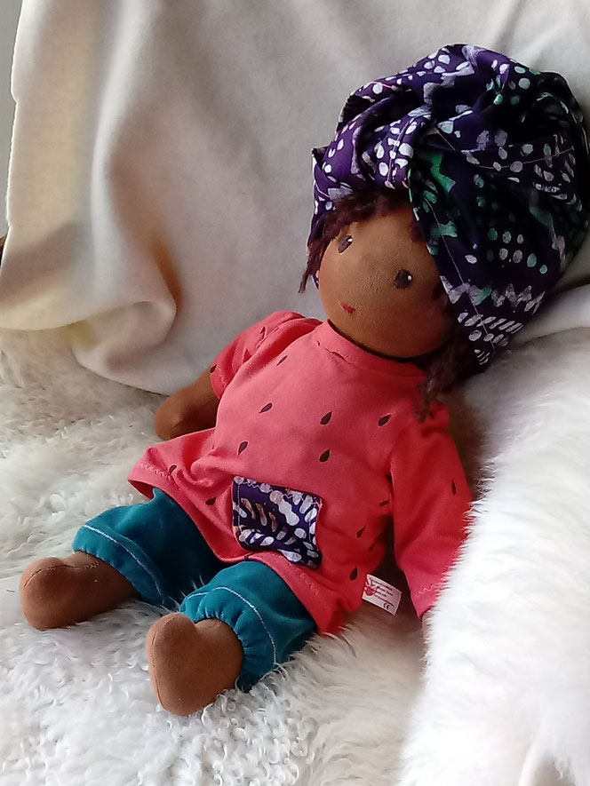 handgemachte Puppe, Waldorfart, Bio-Stoffpuppe, Handarbeit, dunkelhäutige Puppe, afrikanisch, farbige Puppe, afroamerikanisch, Wunschpuppe, individuell, Kinderpuppe, ökologisch, bio-fair, fairliebt, Puppenhandwerk, Puppenfreundin, passend zum Kind