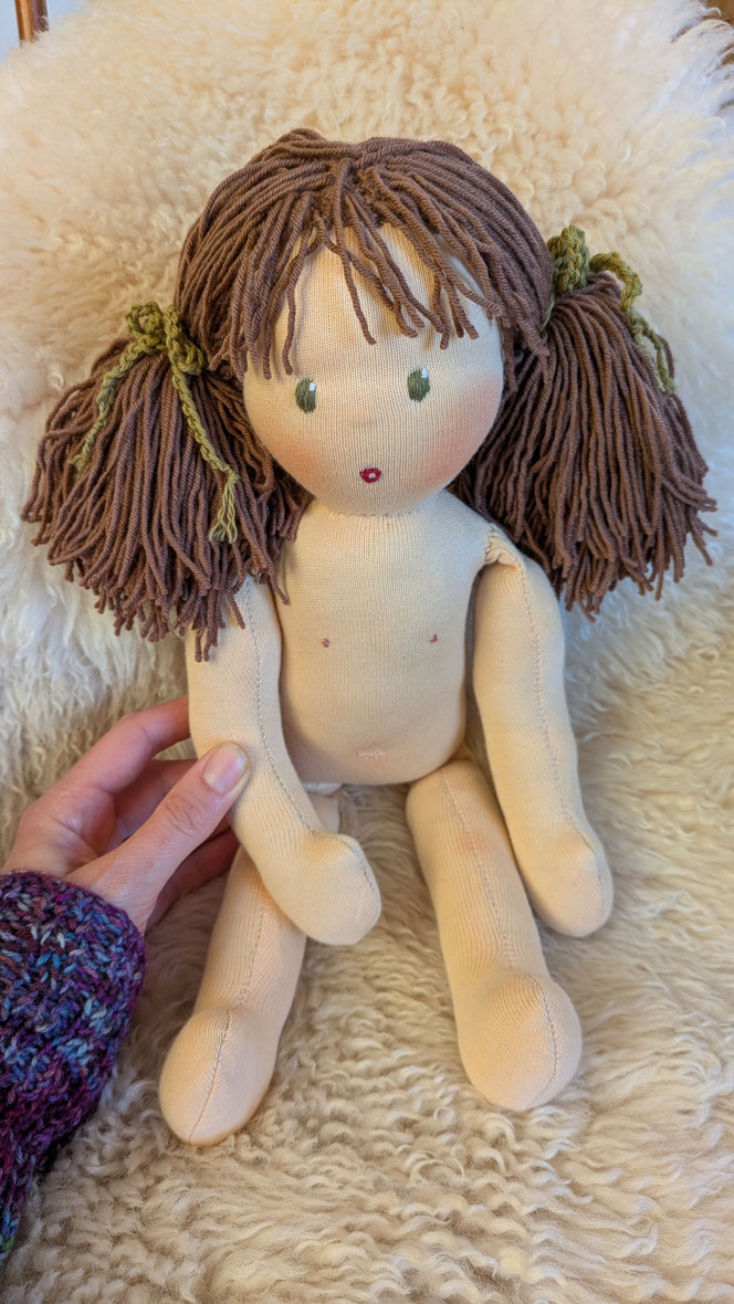 anatomische Puppen für den Kinderschutz, Puppen mit deutlich sichtbaren Geschlechtsmerkmalen, Jungenpuppe, Mädchenpuppe, Hilfsmittel für die Diagnostik bei Kindesmissbrauch, handgemachte Stoffpuppe kaufen, Waldorfart, Therapiepuppe, Wunschpuppe