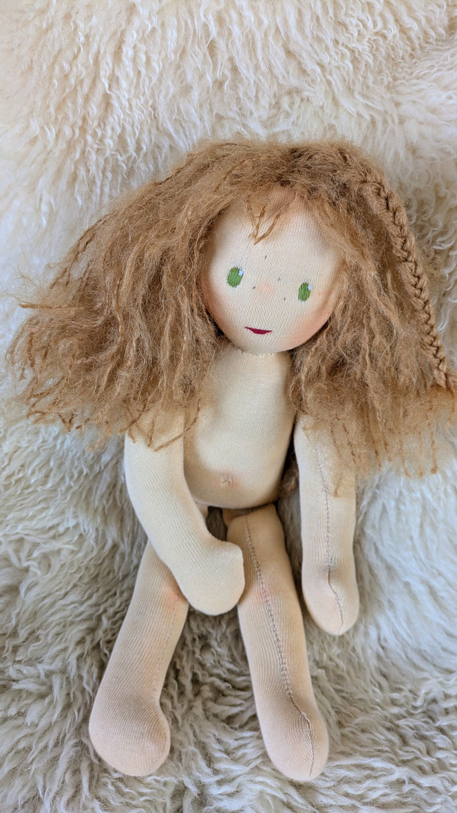 handgemachte Stoffpuppe kaufen, Waldorfart, ökologische Kinderpuppe, eigene Puppe anfertigen lassen, inneres Kind Puppe, individuelle Wunschpuppe, Puppenhandwerk, Puppe nach Kinderfotos herstellen lassen, Puppe die aussieht wie mein Kind, Heilungspuppe