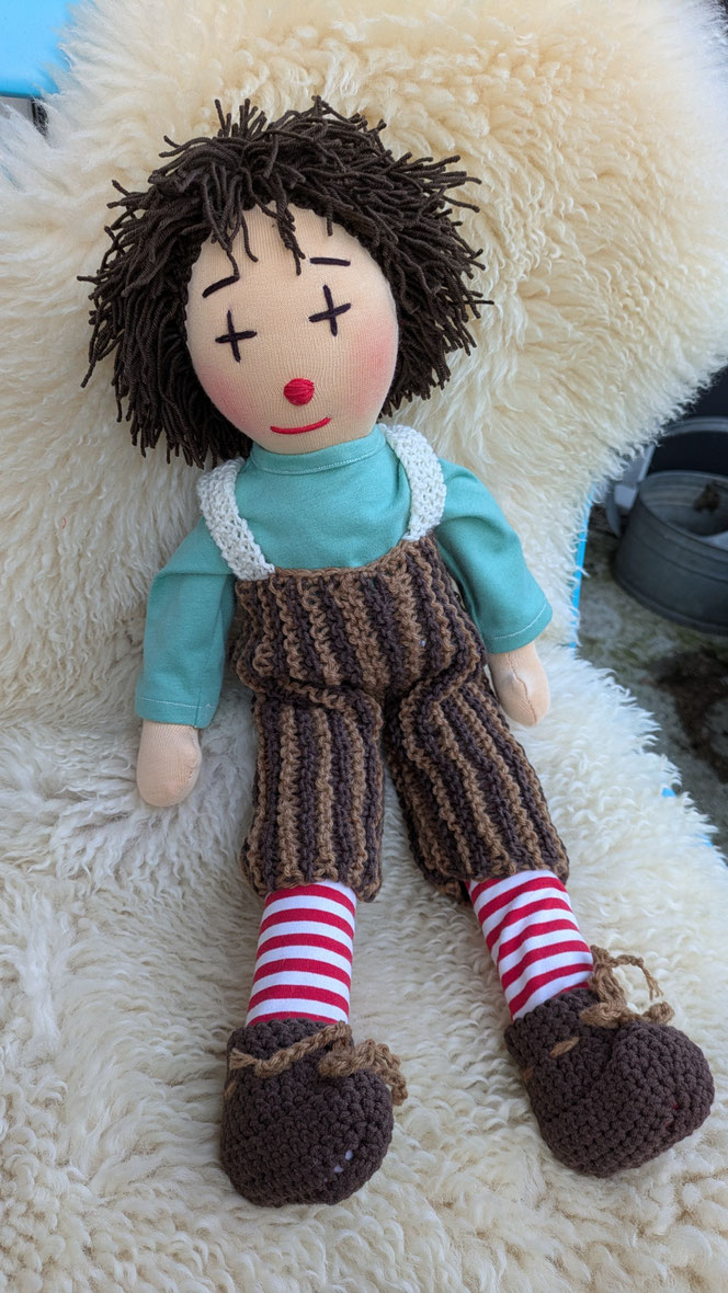 handgemachte Stoffpuppe kaufen, Waldorfart, eigene Wunschpuppe anfertigen lassen, inneres Kind Puppe, Waldorfart, individuell, Puppenhandwerk, Puppe nach Fotos herstellen lassen, Clownpuppe, Multikulti, Puppenhandwerk, bio-fair, ökofairliebt, ökologisch