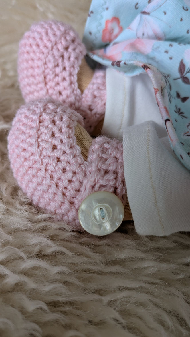 handgemachte Stoffpuppe kaufen, Waldorfart, eigene Heilungspuppe anfertigen lassen, inneres Kind Puppe, Waldorfart, individuelle Wunschpuppe, Puppenhandwerk, Anteilearbeit, Bindungstrauma, Sonnenkind, Puppenfreundin, bio-fair, Naturmaterial