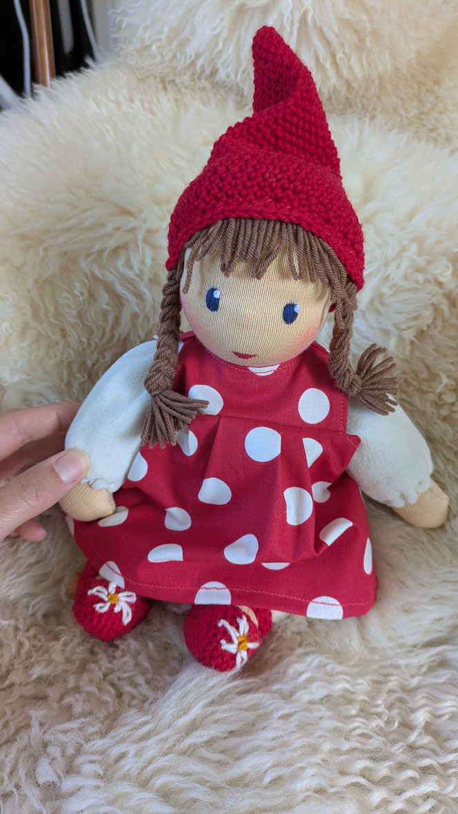 handgemachte Stoffpuppe kaufen, Waldorfart, individuelle Wunschpuppe anfertigen lassen, Puppenhandwerk, Pippa und Pelle Puppen, Daniela Drescher, Verlag Urachhaus, Pippa und Pelle Schlamperle, eigene Puppe herstellen lassen, Naturmaterial, bio-faire Puppe