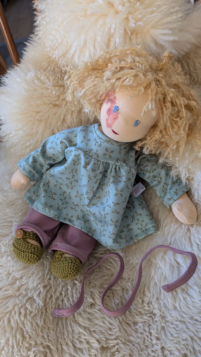 handgemachte Stoffpuppe kaufen, Waldorfart, eigene Puppe anfertigen lassen,individuelle Wunschpuppe, Puppenhandwerk, Puppe die aussieht wie mein Kind, nach Kinderfotos, Puppe mit Feuermal, Naevus flammeus, Hautstigma, Hautauffälligkeit, Hifsmittel, Empowe