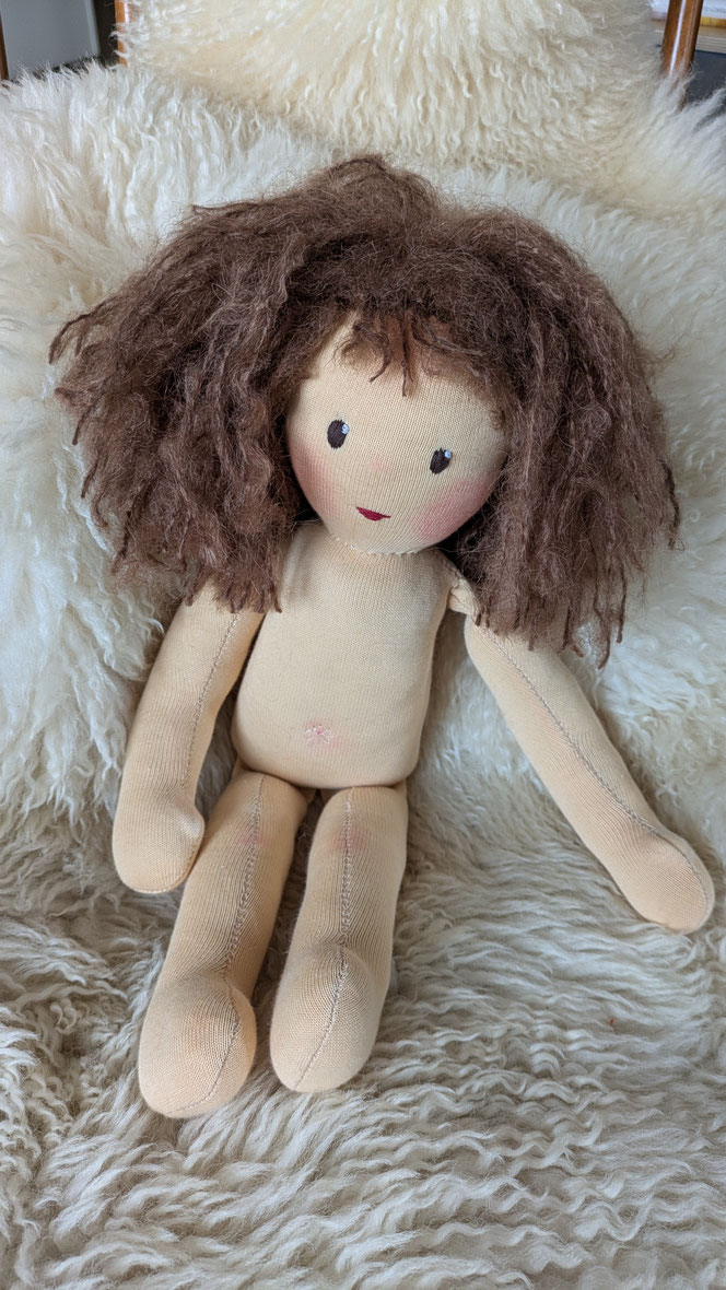 handgemachte Stoffpuppe kaufen, Piratenpuppe, Piratenmädchen, Waldorfart, eigene Puppe anfertigen lassen, individuelle Wunschpuppe, Puppenhandwerk, genderneutrale Puppe, Puppe die aussieht wie mein Kind, toughe coole Puppe, Kinder stärken, Kinder empowern