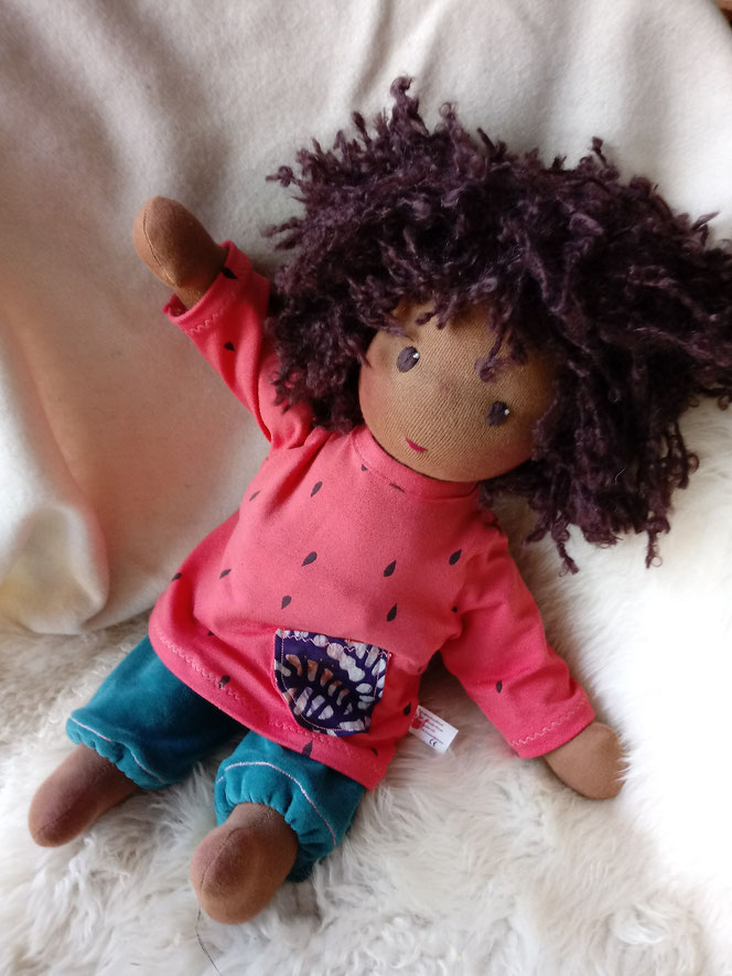 handgemachte Puppe, Waldorfart, Bio-Stoffpuppe, Handarbeit, dunkelhäutige Puppe, afrikanisch, farbige Puppe, afroamerikanisch, Wunschpuppe, individuell, Kinderpuppe, ökologisch, bio-fair, fairliebt, Puppenhandwerk, Puppenfreundin, passend zum Kind