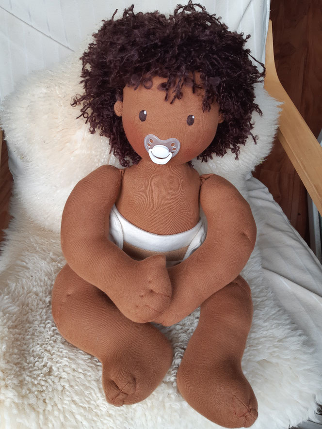 Therapiepuppe, Babypuppe mit Schnuller, lebensgroße Babypuppe, Vojtapuppe, Kinderphysiotherapie, Wunschpuppe, Waldorfart, Stoffpuppe, individuelle Puppe, eigene Puppe herstellen lassen, Puppe, die aussieht wie mein Kind, schwarze Puppe, diverse Puppen